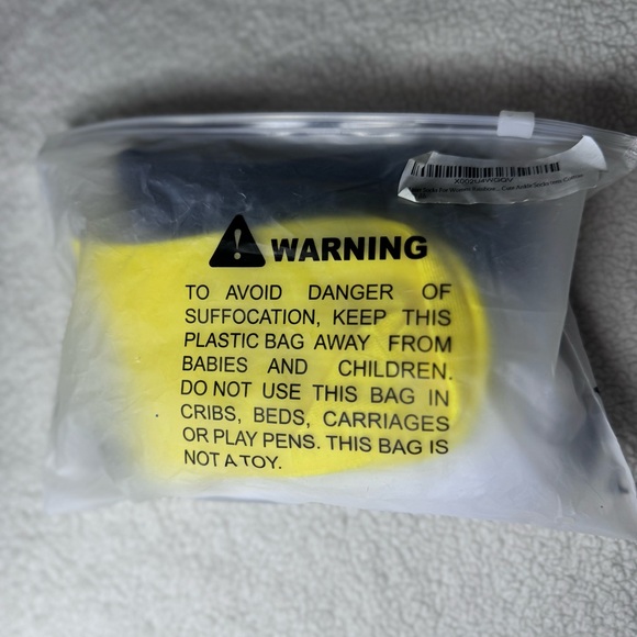 🎁🩷 5 for $25 sale
*NWT* 3pair of rainbow ankle socks 🌈 - Picture 2 of 3